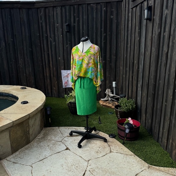 Belle by Kim Gravel Woven Aloha Top in Hawaiian Palms Medium - Picture 4 of 12